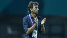 Pelatih Indonesia, Luis Milla, memberikan semangat kepada anak asuhnya saat melawan Chinese Taipei pada laga Grup A Asian Games di Stadion Patriot, Bekasi, Minggu (12/8/2018). Indonesia menang 4-0 atas Chinese Taipei. (Bola.com/Vitalis Yogi Trisna)