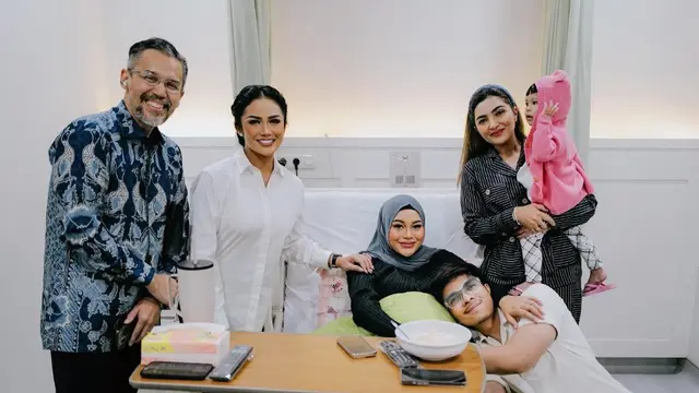 Potret kumpul keluarga sebelum Aurelie Hermansyah melahirkan (Sumber: Instagram/@attahalilintar dan Instagram/@ivnsini)