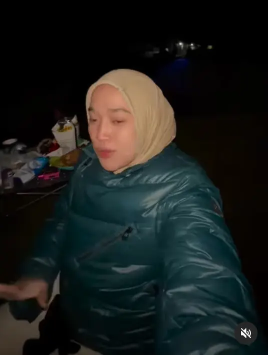 Perlengkapan lain yang tak ketinggalan adalah jaket tebal untuk melindungi diri dari dingin. Di sini Ririe terlihat mengenakan puffer jacket. [Foto: Instagram/ririe_fairus]