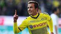Selebrasi gelandang Borussia Dortmund Mario Gotze sesuai mencetak gol menghadapi VfL Wolfsburg pada partai lanjutan Bundesliga di Signal Iduna Park, Dortmund, 5 November 2011. AFP PHOTO/PATRIK STOLLARZ