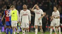 Reaksi para pemain Manchester United kecewa usai pertandingan sepak bola Liga Inggris antara Crystal Palace dan Manchester United di stadion Selhurst Park di London, Inggris, Senin, 6 Mei 2024. (AP Photo/Ian Walton)