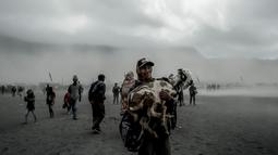 Suku Tengger membawa kambing sajen untuk melarungnya ke kawah dalam ritual Yadnya Kasada di Gunung Bromo, Probolinggo, Jawa Timur, Kamis (18/7/2019). Ritual ini merupakan adat untuk memohon keselamatan, kemakmuran, dan tolak bala kepada Sang Hyang Widhi. (JUNI KRISWANTO/AFP)
