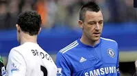 Kapten Chelsea, John Terry (kanan) gagal bersalaman dengan bek Manchester City, Wayne Bridge sebelum kick-off laga kedua tim di Stamford Bridge, 27 Februari 2010. City unggul; 4-2. AFP PHOTO / OLLY GREENWOOD