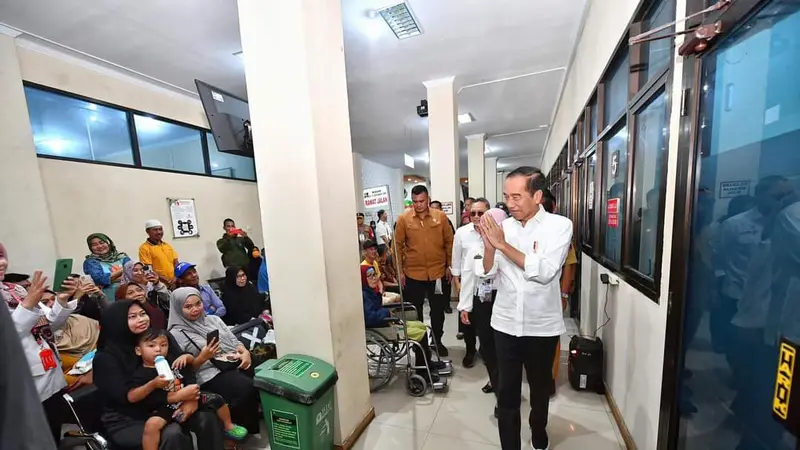 Presiden Joko Widodo saat berkunjung ke RSUD Bob Bazar untuk meninjau fasilitas dan pelayanan  kesehatan. Foto : (istimewa).