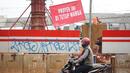 Pengguna jalan melintas di depan poster protes warga terhadap pembangunan flyover di kawasan Tanjung Barat, Jakarta, Rabu (15/7/2020). Dalam poster protes tersebut, warga menuntut agar pembayaran pelunasan pembebasan lahan segera diselesaikan secara serentak. (Liputan6.com/Immanuel Antonius)