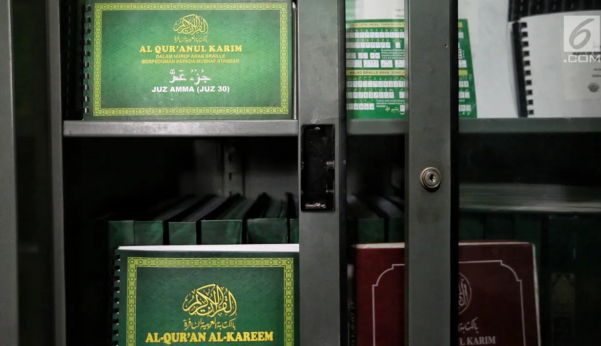 Al Quran Braille tersimpan rapi di lemari Yayasan Raudlatul Makfufin, Tangerang Selatan, Kamis (24/5). Al Quran ini memiliki tiga varian yakni dengan terjemahan Bahasa Indonesia, Bahasa Inggris dan tanpa terjemahan. (Liputan6.com/Fery Pradolo)