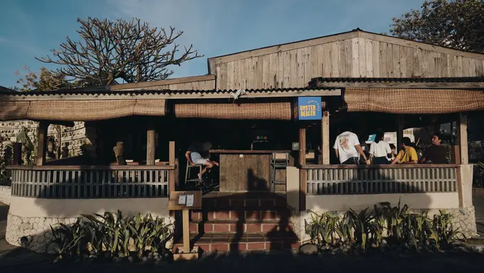 Nikmatnya Melihat Sunset Terbaik di Seminyak Sambil Nikmati Oyster Pinggir Pantai