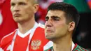 Seorang suporter menangis usai Rusia kalah dari Kroasia pada laga perempat final Piala Dunia di Stadion Olimpiade Fisht, Sabtu (7/7/2018). Rusia kalah adu penalti dengan skor 3-4 dari Kroasia. (AFP/Nelson Almeida)