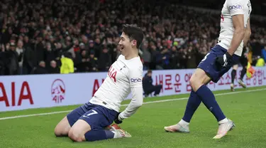 Penyerang Tottenham Hotspur Son Heung-min merayakan gol kedua untuk timnya ke gawang Brentford dalam lanjutan Premier League di Tottenham Hotspur Stadium, Jumat (3/12/2021) dini hari WIB. Tottenham Hotspur berhasil mengalahkan Brentford dengan skor 2-0. (AP Photo/Ian Walton)