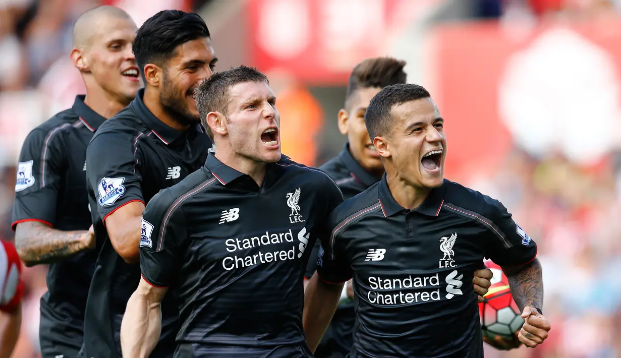 Gelandang Liverpool, Philippe Coutinho (kanan) melakukan selebrsai bersama pemain lainya usai mencetak gol pada Liga Premier Inggris di Britannia Stadium, Minggu (9/8/2015).Liverpool menang atas Stoke City dengan skor 1-0. (Reuters/Darren)