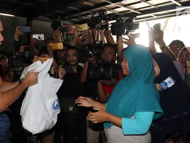 Pendiri AHY Foundation Agus Harimurti Yudhoyono memberikan paket berupa kebutuhan pokok di Kantor AHY Foundation, Jakarta, Rabu (13/6). Harga paket sembako tersebut dijual seharga 50 ribu. (Liputan6.com/Johan Tallo)