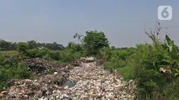 Pemandangan tumpukan sampah yang memenuhi Kali Busa di Tambun Utara, Kabupaten Bekasi, Jawa Barat, Jumat (10/9/2021). Pengerukan sampah ditargetkan selesai selama dua hari dan selanjutnya dipindahkan ke TPA Burangkeng. (Liputan6.com/Herman Zakharia)