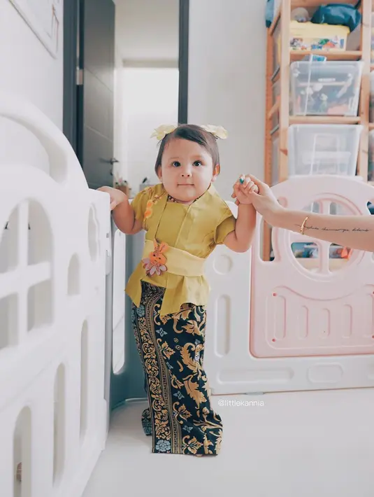 Memakai kebaya, Sea terlihat menggemaskan sambil berpose manis di depan kamera. (Liputan6.com/IG/@mrssharena)