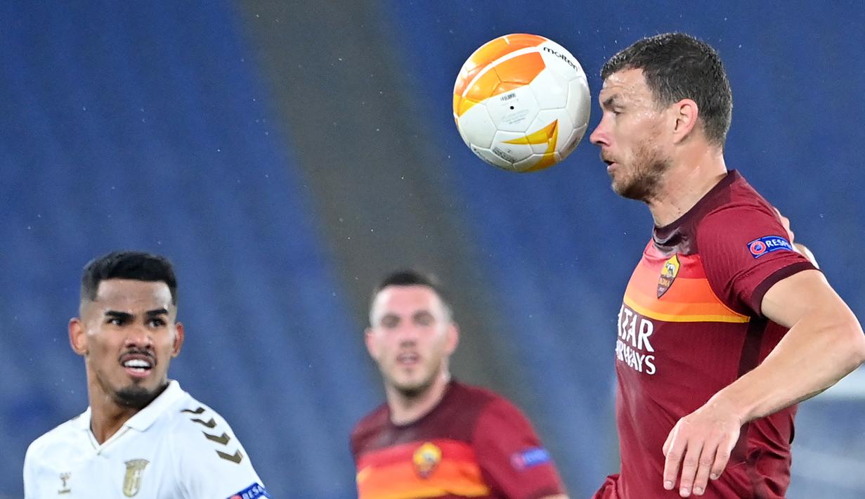 Edin Dzeko. Manchester United hampir mendapatkan Edin Dzeko pada Januari lalu. Sang pemain diketahui memiliki hubungan yang tidak harmonis dengan manajer tim AS Roma Paulo Fonseca. Diprediksi bakal mudah beradaptasi menggantikan Edinson Cavani. (AFP/Alberto Pizzoli)