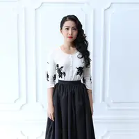 Lipstik merah menyala bukan sekadar tren, tetapi telah dikenal lama oleh perempuan Indonesia karena sudah melekat dalam tradisi. (Galih W Satria/Bintang.com)