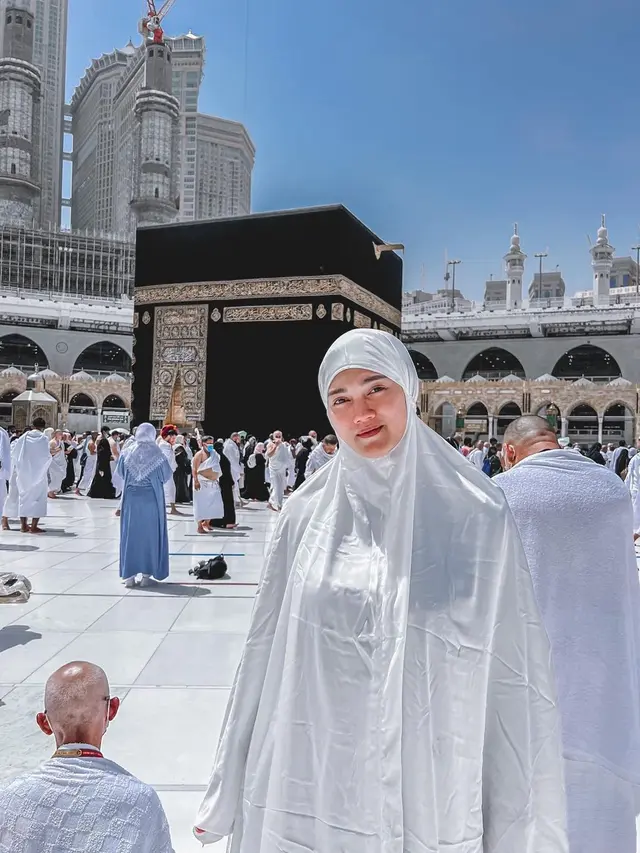 Kerap Tampil Terbuka, Ini 6 Potret Selebgram Jess Amalia Berhijab saat Umrah