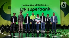 Managing Director of EMTEK Grup Sutanto Hartono, CEO of Grab Alex Hungate, Komisaris Utama SCM Adi W Sariaatmadja, President Director of Superbank Tigor M. Siahaan, Country Managing Director of Grab Indonesia Neneng Goenadi, President Director of EMTEK Grup Alvin W. Sariaatmadja, Managing Director Group Finance Singtel Gan Siok Hoon, dan CEO of Kakaobank Yoon Ho Young (kiri ke kanan) berfoto bersama usai peluncurkan The New Way of Banking with Superbank di Jakarta, Rabu (19/6/2024). (Liputan6.com/Angga Yuniar)