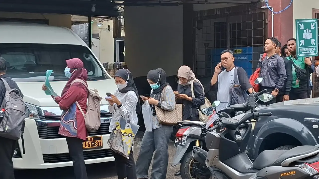 Sejumlah masyarakat tampak mengantre saat meminta pelayanan pembuatan SKCK di Sat Intelkam Polres Metro Depok (Liputan6.com/Dicky Agung Prihanto)