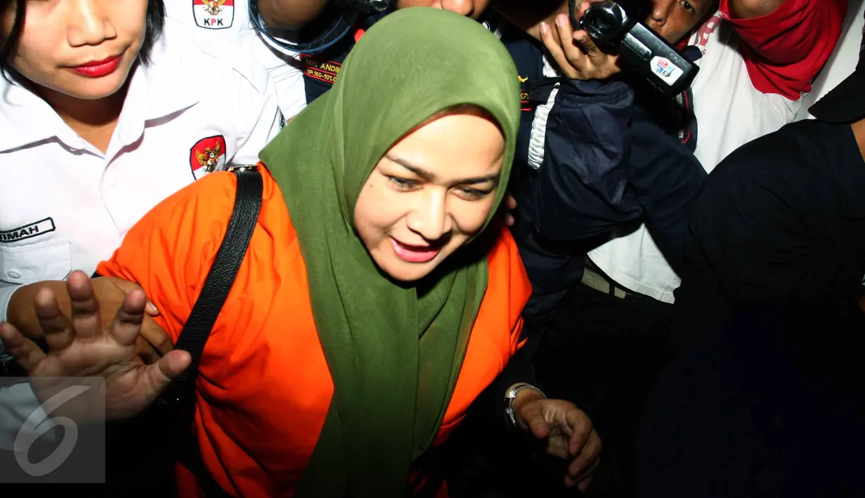 Istri Gubernur Sumatera Utara, Evy Susanti ditahan usai menjalani pemeriksaan di KPK, Jakarta, Senin (3/8/2015). Evy ditahan terkait kasus suap terhadap hakim PTUN Medan. (Liputan6.com/Helmi Afandi)
