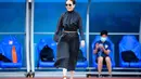 Madam Pang menunjukkan sisi feminimnya walau tengah menemani para pemain Thailand berlatih. Ia mengenakan gaun hitam polkadot lengkap dengan kacamata hitam. (Instagram/panglamsam).