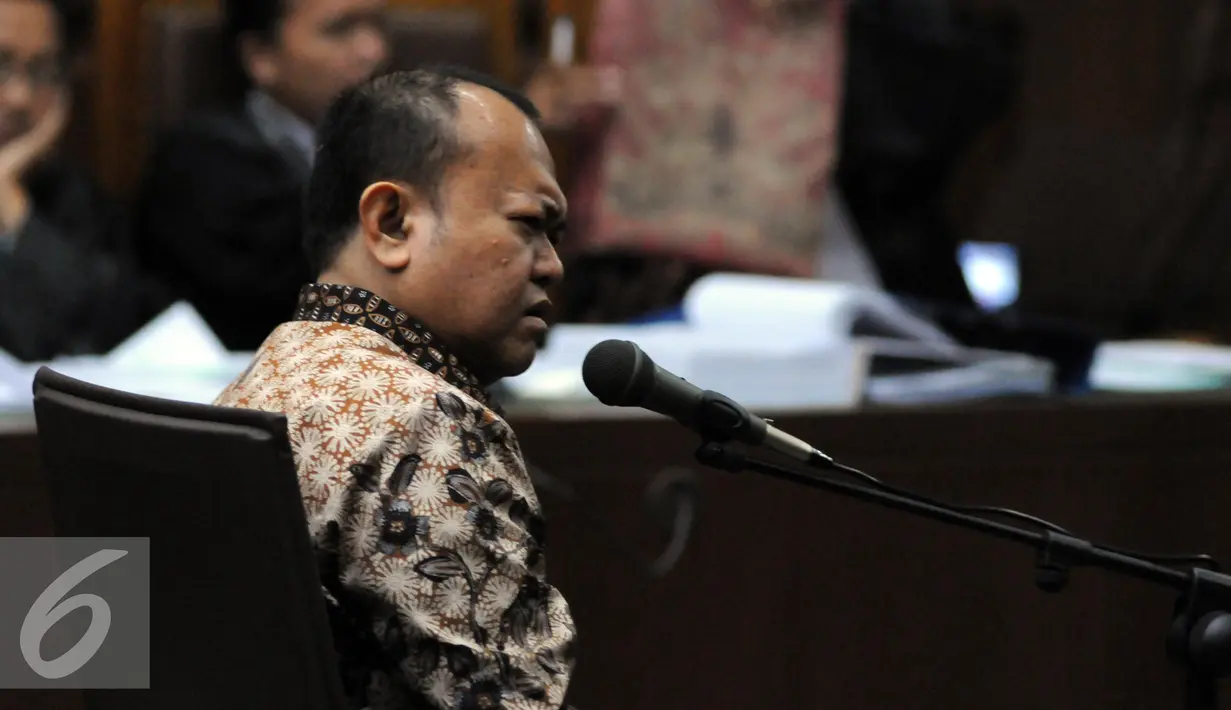 Patrice Rio Capella saat mengikuti sidang lanjutan di Pengadilan Tipikor, Jakarta (30/11). Rio mengakui memerima uang Rp 200 juta dari bekas Sekjen Partai Nasdem dan Evy Susanti melalui anak buah OC Kaligis. (Liputan6.com/Helmi Afandi)