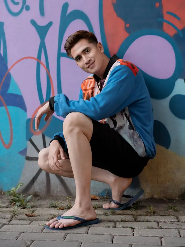 Gaya Santai Merayakan Tahun Baru Imlek 2021 dengan Sandal Ikonik