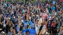 Gubernur Jatim Khofifah Indar Parawansa hingga Wagub Jatim Emil Dardak terlihat hadir mendampingi Calon Wakil Presiden Gibran Rakabuming Raka. (Juni Kriswanto/AFP)