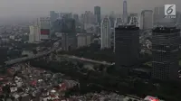 Suasana gedung bertingkat yang terlihat samar karena kabut polusi di Jakarta, Selasa (9/7/2019). Berdasarkan data DLH DKI Jakarta penyebab polusi di Jakarta semakin buruk akibat emisi kendaraan bermotor yang mencapai 75 persen, ditambah pencemaran dari industri dan limbah. (Liputan6.com/Johan Tallo)