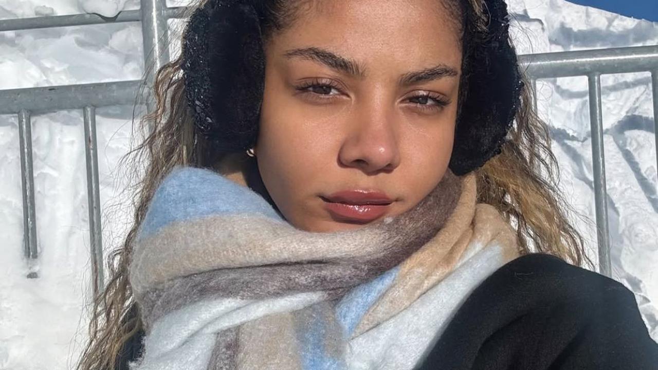 5 Potret Zsa Zsa Utari Pamer Pesona di Swiss, Gaya Winter Look yang Banjir Pujian