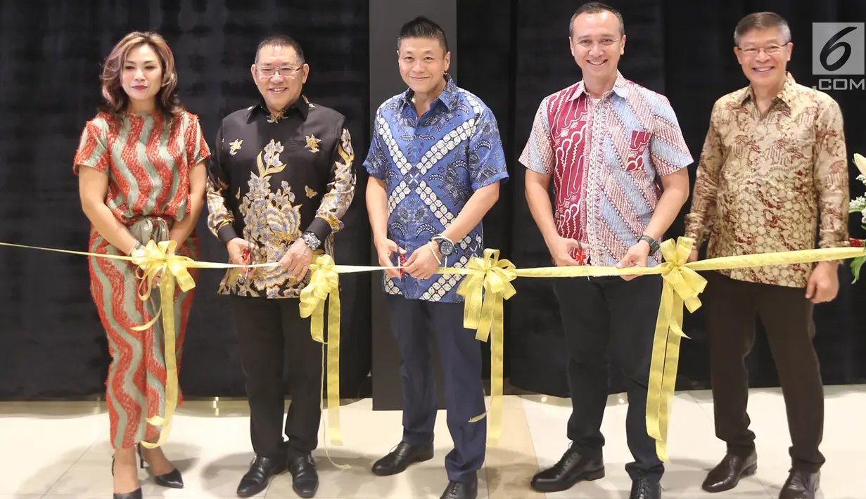 Marketing Dir. Cartensz Residence, Poppy Sayogo, Founder JHL Group, Jerry Hermawan Lo, Presdir PT JBC, Cen Cen Kurniawan, Dir. JBC, Mulia Saleh dan Wakil Komisaris, Indrawan Hardiman saat luncurkan show unit di Tangsel, Rabu (25/10). (Liputan6.com/Pool)