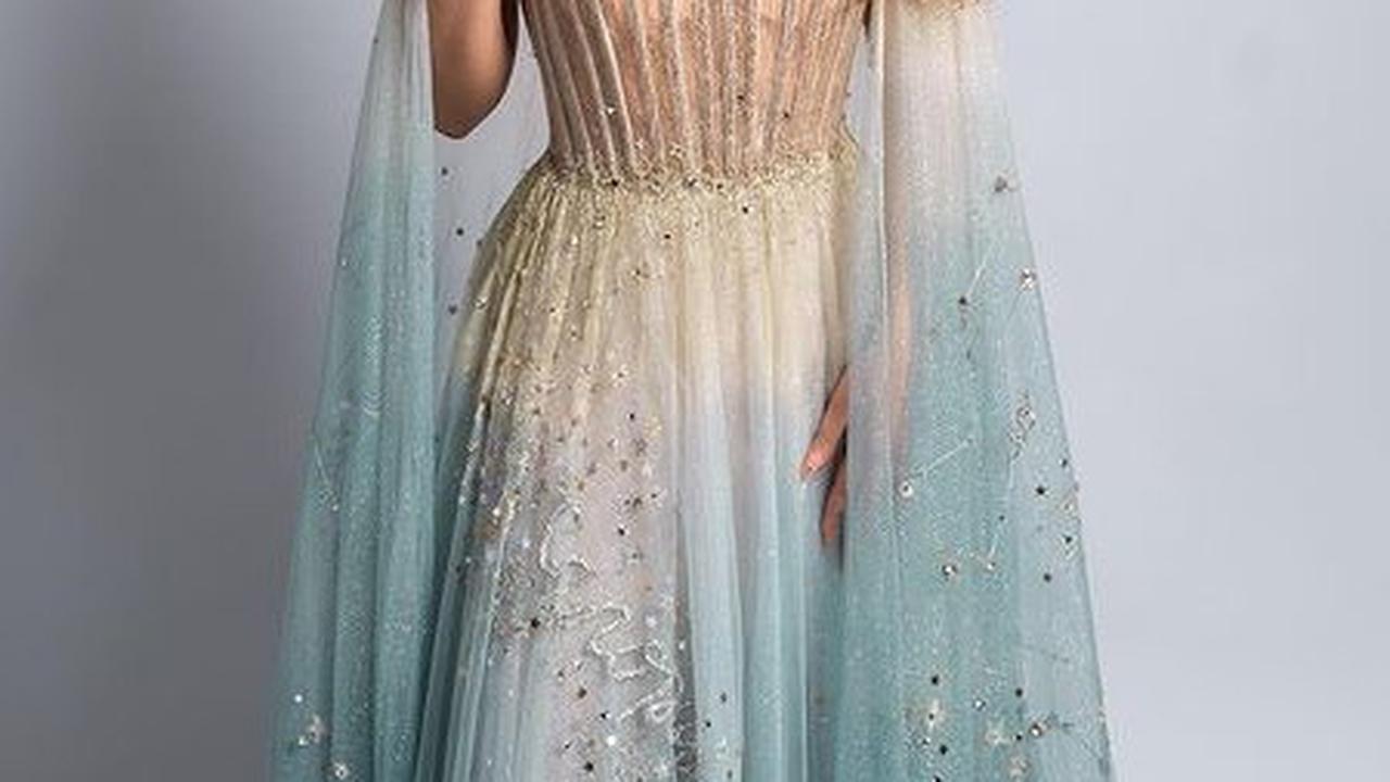 Berbeda dengan press screening, Sherina berubah sangat feminin di acara premier film. Istri Baskara Mahendra ini mengenakan gaun ombre biru cream layaknya warna langit berhiaskan banyak hiasan bintang-bintang.