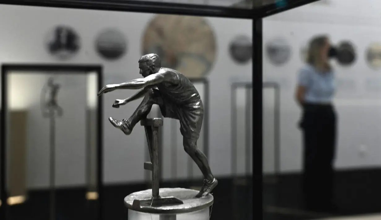 Sebuah gambar menunjukkan pameran di Museum Olimpiade Athena yang baru pada 25 Mei 2021. Kompleks dibuka untuk umum pada 14 Mei setelah berulang kali menunda peresmiannya karena COVID-19. (Aris MESSINIS/AFP)