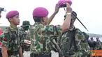 Citizen6, Surabaya: Prosesi pembaretan baret kepada 50 orang siswa Dikmaba PK TNI AL Angkatan ke-31, dipimpin langsung oleh Danpasmar-1 Surabaya, Brigjen TNI Marinir Tommy Basari, di Puslatpur Marinir, Pasuruan, Rabu (1/8). (Pengirim: Penkobangdikal).
