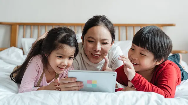 Ibu membacakan dongeng di kasur (Pexels)