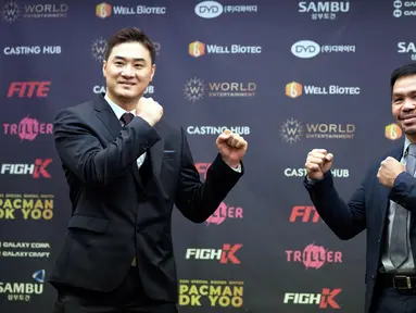 Politisi Filipina dan mantan petinju Manny Pacquiao (kanan) dan seniman bela diri Korea Selatan D.K. Yoo berpose saat konferensi pers di Pusat Pers, Seoul, Korea Selatan, Selasa (11/10/2022). Manny Pacquiao akan bertanding melawan D.K. Yoo pada 11 Desember. (AP Photo/Ahn Young-joon)