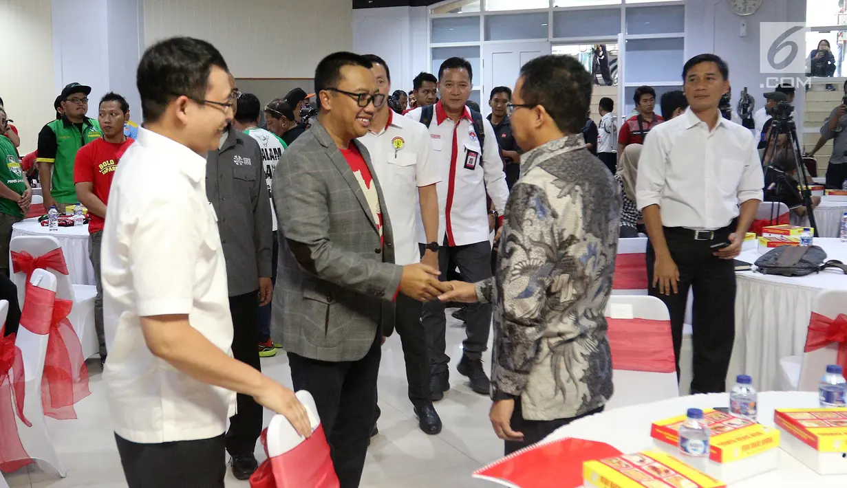 Menpora Imam Nahrawi (tengah) bersalaman dengan Wakil Ketua PSSI Joko Driyono saat Silaturahmi Suporter Sepak Bola 2018 di Kantor Kemenpora, Jakarta, Senin (1/10). Acara membahas perdamaian antarsuporter sepak bola Indonesia. (Liputan6.com/Johan Tallo)