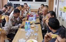 Patut Ditiru, Momen Keakraban Kapolres dengan Anggota satu Meja Ngopi Plus Gorengan 'Biar Makin Semangat Dan