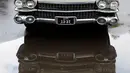 Inilah tampilan depan Cadillac Deville yang ikut mewarnai pameran mobil antik ke-3 di Bucharest, Rumania (12/4/2014) (REUTERS/Radu Sigheti)