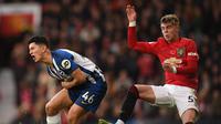 Aksi pemain Manchester United, Brandon Williams, pada laga Premier League melawan Brighton & Hove Albion di Old Trafford, Minggu (10/11/2019). (AFP/Oli Scarff)