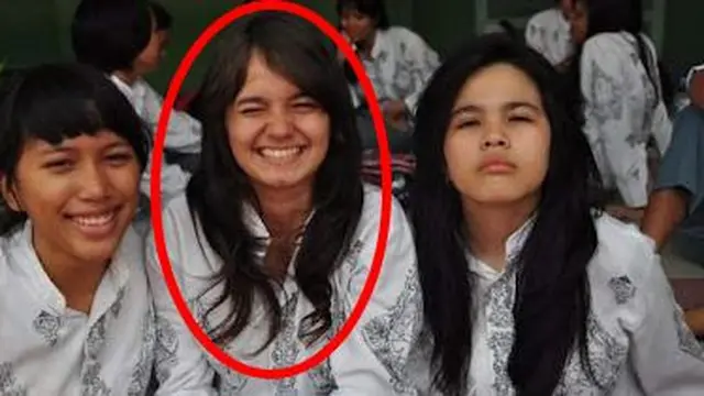Potret jadul Enzy Storia bersama geng semasa SMA (Sumber: Instagram/@sanleko.blogspot.com)