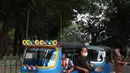 Pengemudi bajaj tengah menunggu penumpang di kawasan Taman Puring, Jakarta, Minggu (11/7/2021). Dampak dari PPKM darurat membuat penghasilan para pengemudi bajaj menurun drastis hingga 70 pesen. (Liputan6.com/Angga Yuniar)