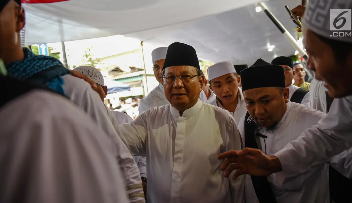Capres nomor urut 02 Prabowo Subianto saat menghadiri Maulid Nabi sekaligus haul Habib Ali bin Abdurrahman Al-Habsyi Kwitang di Kwitang, Jakarta, Kamis (6/12). Prabowo mengenakan setelan baju koko putih dan kopiah hitam. (Liputan6.com/Faizal Fanani)