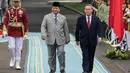 Usai upacara penyambutan, Presiden Prabowo Subianto dan PM China Li Qiang dijadwalkan akan melakukan pertemuan bilateral didampingi delegasi masing-masing. (YASUYOSHI CHIBA/AFP)