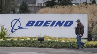 Seorang pekerja meninggalkan pabrik Boeing 737 di Renton, Washington, Senin (16/12/2019). Boeing Co mengumumkan akan menghentikan untuk sementara waktu produksi pesawat jenis 737 MAX – yang sudah dilarang terbang – pada Januari 2020 mendatang. (Stephen Brashear/Getty Images/AFP)