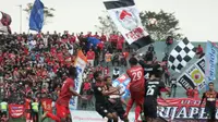Persipur Purwodadi menang 2-0 atas PPSM Sakti Magelang dalam lanjutan Liga 2 di Stadion Kridha Bakti, Purwodadi, Minggu (7/5/2017). (Liputan6.com/Felek Wahyu)