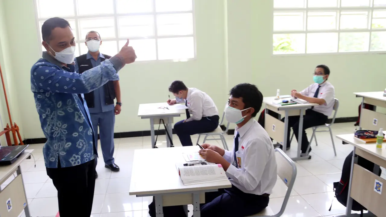 Eri Cahyadi saat meninjau PTM hari pertama di Surabaya. (Dian Kurniwan/Liputan6.com)