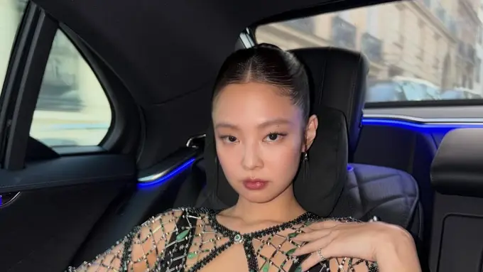 Jennie BLACKPINK Tampil Flawless dengan Lipstik Merah Maroon di Chanel FW26 Paris Fashion Week