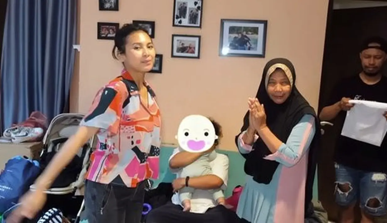 Meski belum dilengkapi furniture, hunian tersebut tampak berkonsep desain modern. [Instagram/indahpermatas]