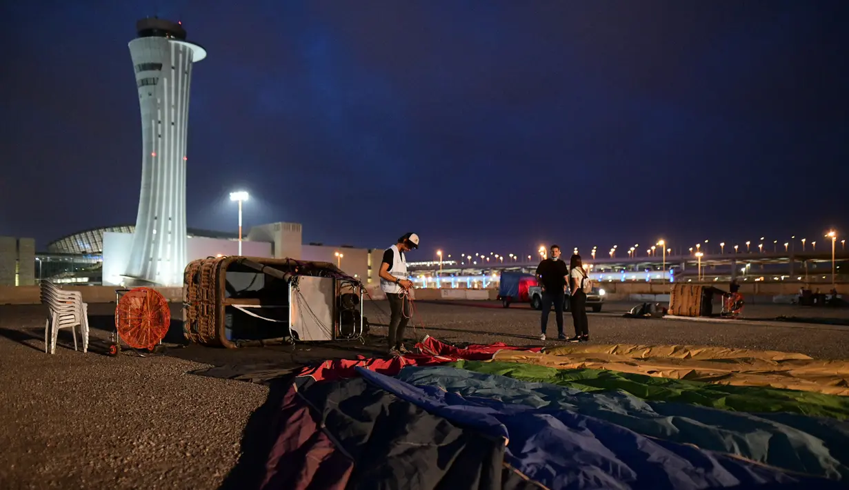 Pekerja bersiap sebelum balon udara diluncurkan dari Bandara Internasional Ben Gurion, dekat Kota Tel Aviv, Israel, Minggu (25/7/2020). Menurut Otoritas Bandara Israel, balon udara diluncurkan untuk pertama kalinya dari Bandara Internasional Ben Gurion pada 25 Juli 2020. (Xinhua/JINI/Tomer Neuberg)