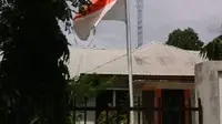 Pengibaran bendera ini dalam rangka memperingati kabar duka, atas meninggalnya Ketua KPU Husni Kamil Manik.